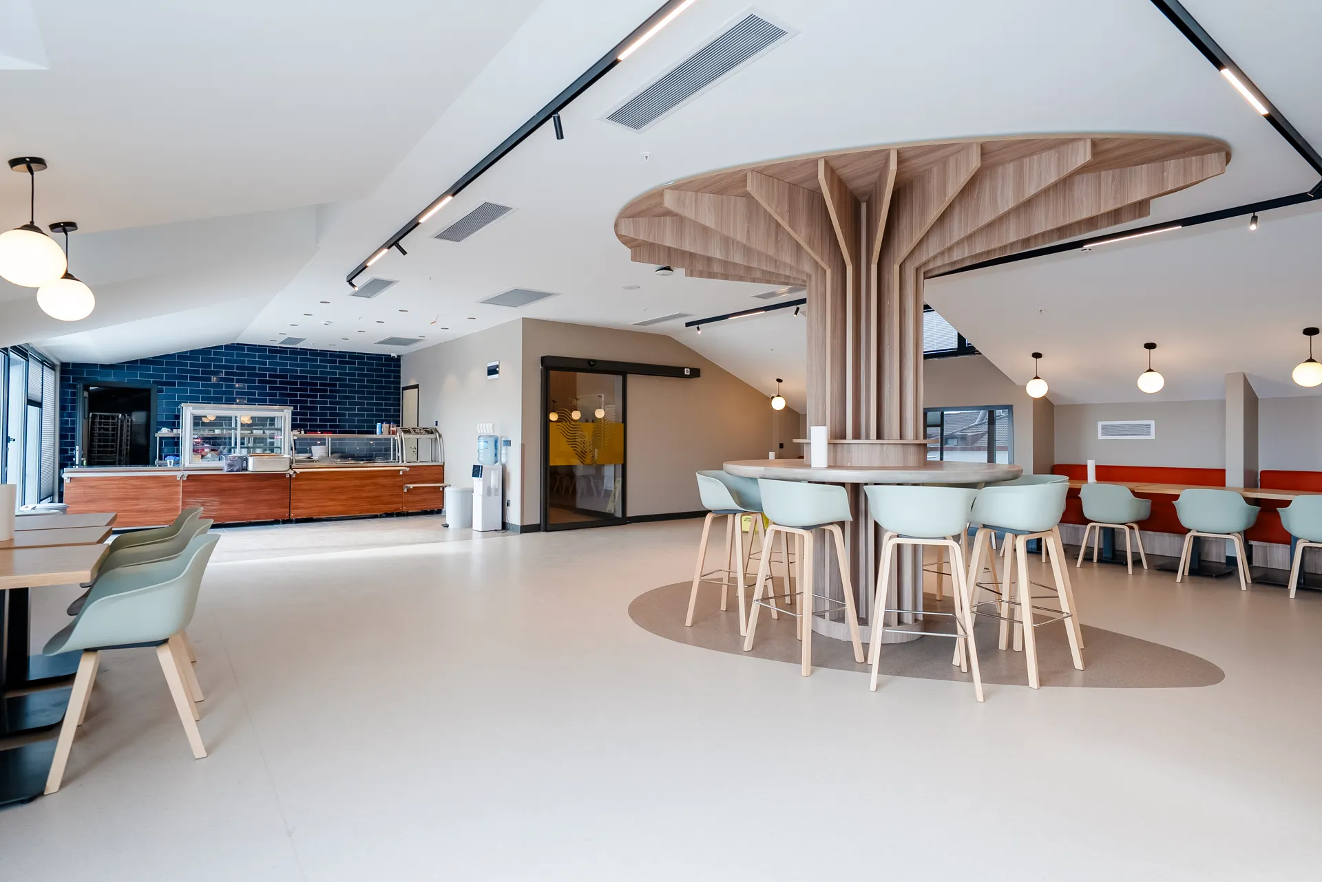 Specialist medical team and equipment at EstExpert clinic Turkey